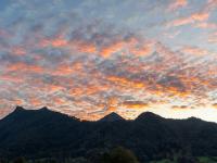Langgestrecktes leuchtendes Wolkenfeld über Riesenberg bis Zellerhorn